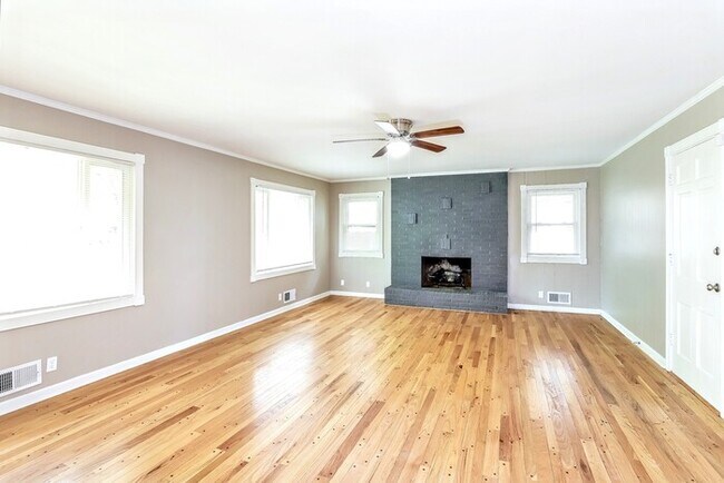 Foto del edificio - Spacious 3 bedroom 2 bathroom Ranch with F...