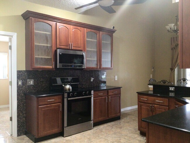 Building Photo - 410 Bloomfield Dr