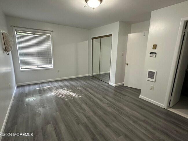 Building Photo - 120 Amberly Dr