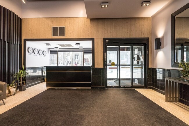 Building Photo - 1975 Maisonneuve Blvd W