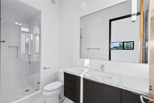 Building Photo - 922 W Clark Ave