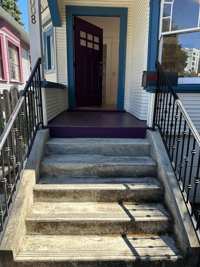 Building Photo - Great Home Located in the Pill Hill Neighborhood