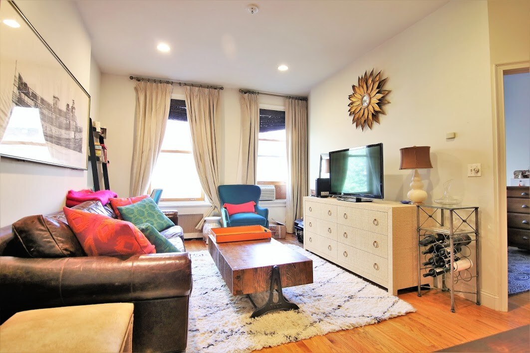 Primary Photo - 320 W 77th St