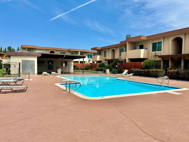 Building Photo - Beautifully Upgraded One Bedroom Condo with Central A/C!!