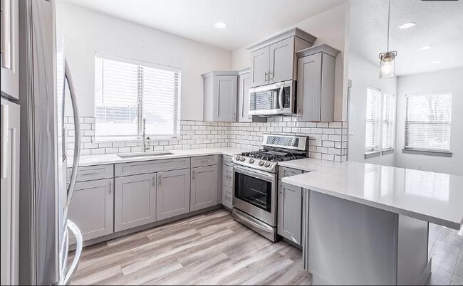 Building Photo - Perfect location 3 bed 2.5 bath Townhouse.