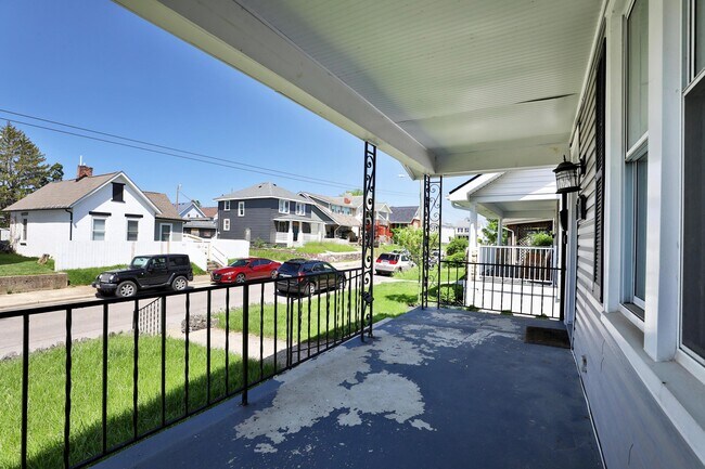 Building Photo - 825 Reinhard Ave