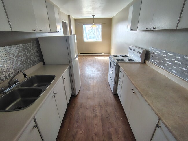 Kitchen - Donwood Park Apartments