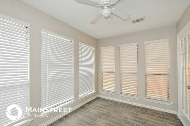 Foto del edificio - 5401 Edgewater Cir