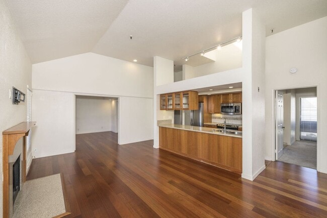 Building Photo - Light and Bright 2 Bed, 2 Bath Condo in Do...