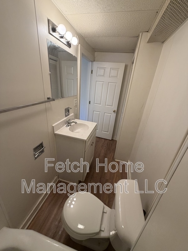 Building Photo - 233 S 4th St