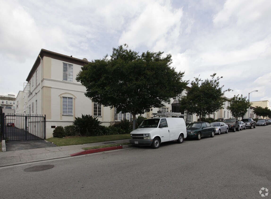 Building Photo - 1535-1555 N Las Palmas Ave