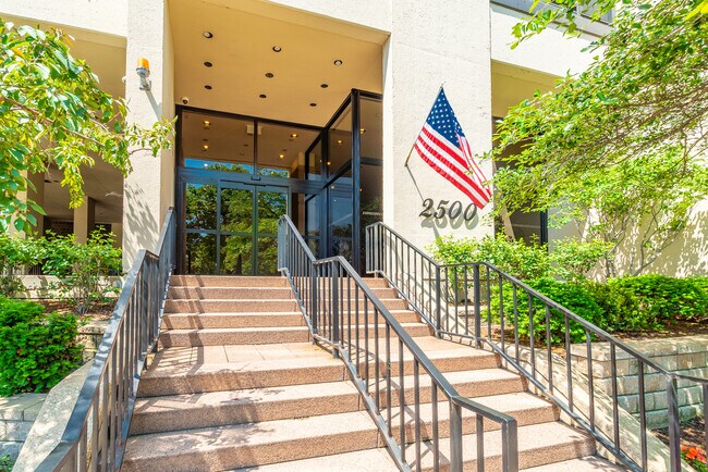 Foto del edificio - 2500 N Lakeview Ave