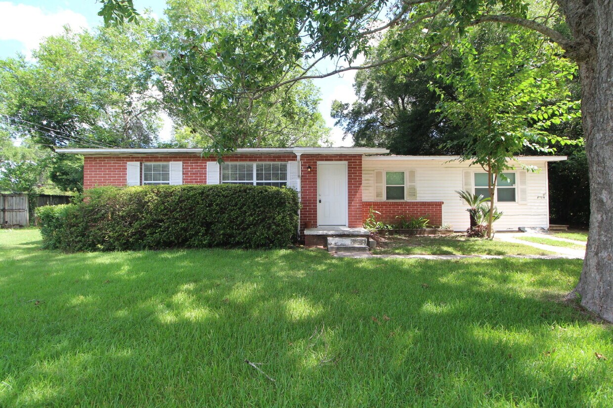 Foto principal - Updated 2 Bedroom Duplex in North Pensacol...