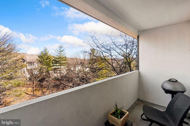 Foto del edificio - 5911 Edsall Rd