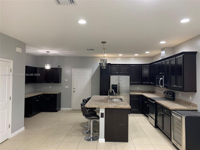 Building Photo - 2947 St Thomas Dr