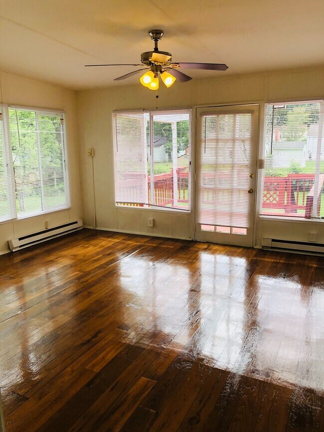 Building Photo - Adorable 3 bdrm/1.5 bath Home on a Corner ...