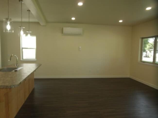 Building Photo - 1413 Defoe St
