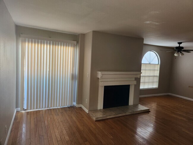 Building Photo - 3 BED / 2 BATH CONDO!!