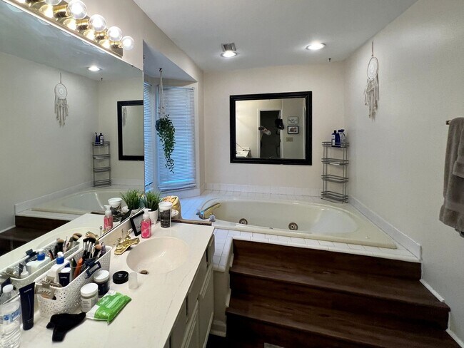 Foto del edificio - Updated Townhome w/ garage and Fenced Pati...