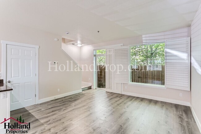 Foto del edificio - Charming 2-Bedroom Retreat in Prime Hillsb...