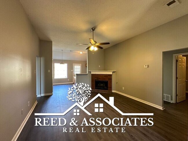 Foto del edificio - 3 Bedroom in Raleigh! New Flooring