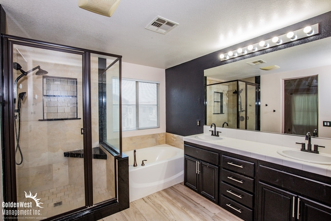 Building Photo - Spacious 3Bdm 2.5Ba Home with Modern Touch...