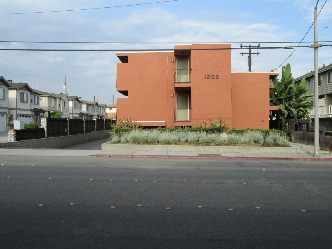 Primary Photo - 1202 S Mayflower Ave