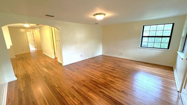 Foto del edificio - MIDTOWN 3/2 w/ Beautiful Wood Floors, Newer Paint, Inside Utility Area, & More! $1695/month Avail...