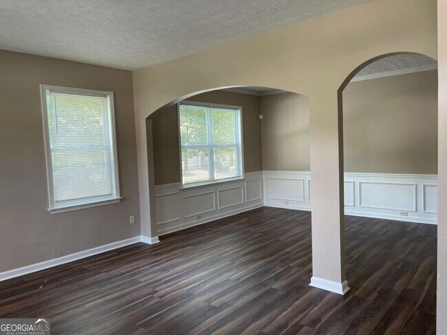 Building Photo - 8801 Lakecrest Way