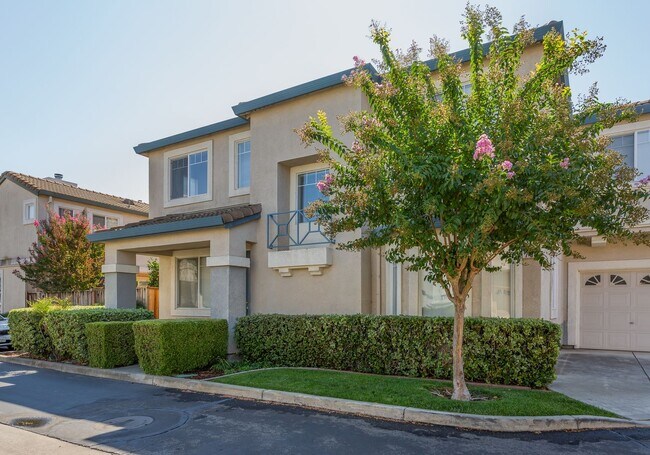 Building Photo - Price Drop! 2-story home, 4 bed, 2.5 bath,...