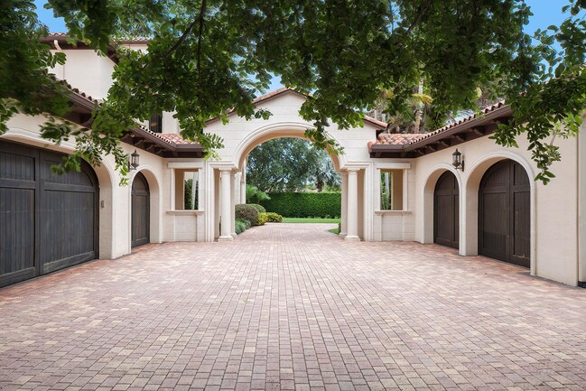 Foto del edificio - 8653  Twin Lake Drive