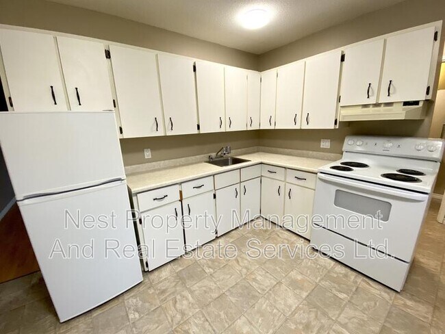 Photo du bâtiment - 1900-1900 Strathcona Ave