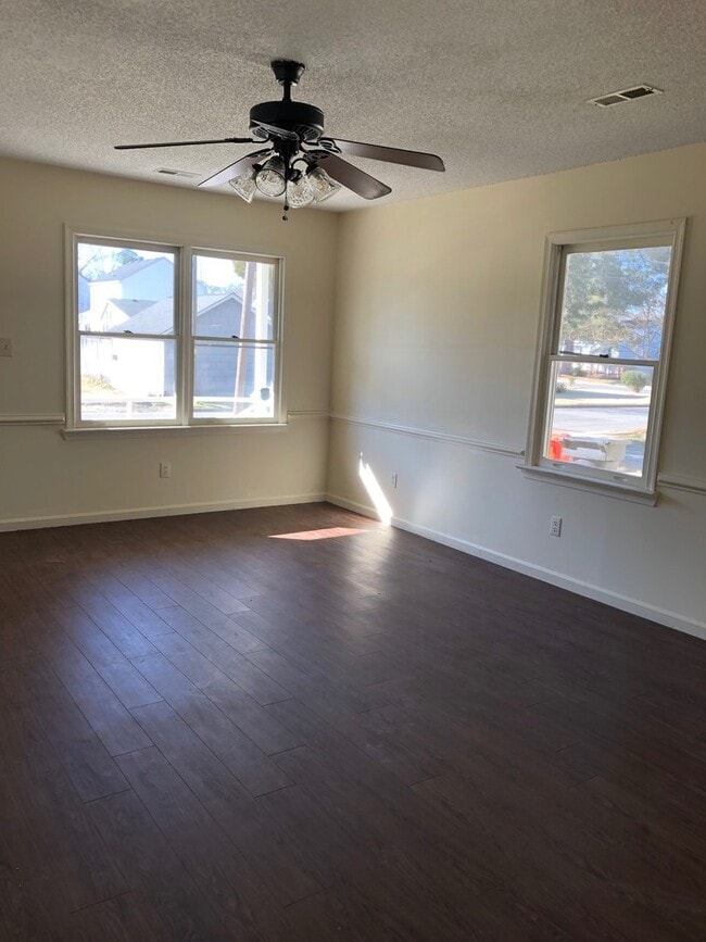 Foto del edificio - Lovely Home with a Great Location In Town