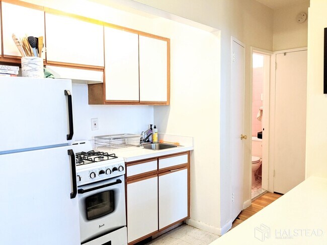 Building Photo - South-facing UWS 1-bed on great block!