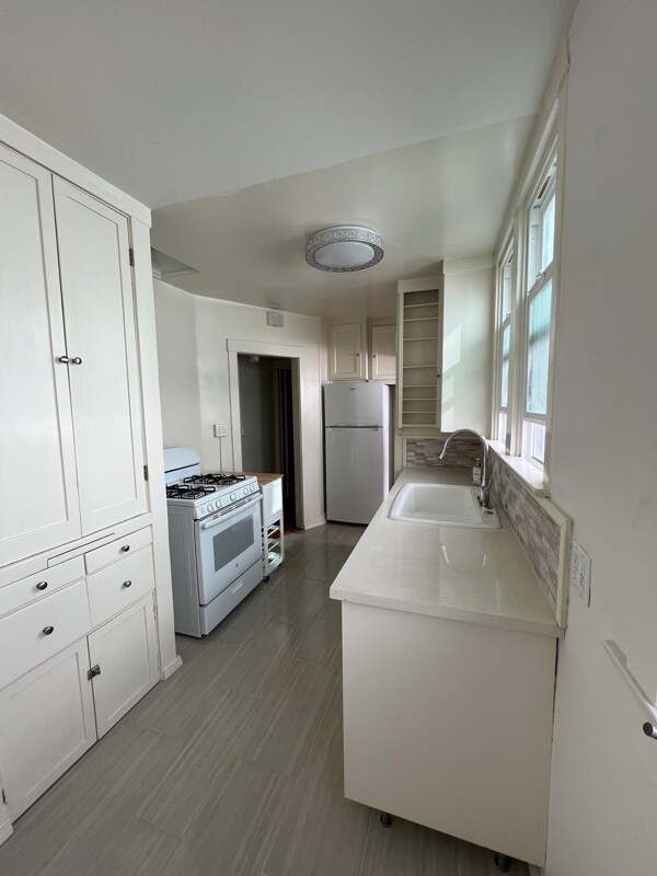 Foto del edificio - 4413 Ambrose Ave