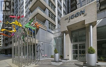 Building Photo - 270 Wellington St W