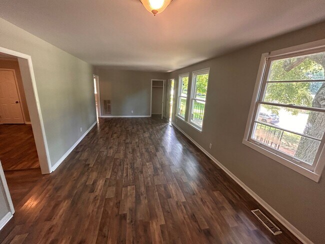 Foto del edificio - 4503 Lakeview Dr NW