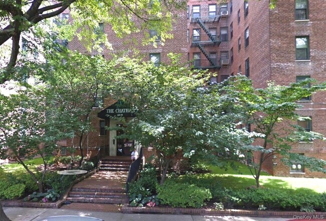 Building Photo - 140-18 Burden Crescent