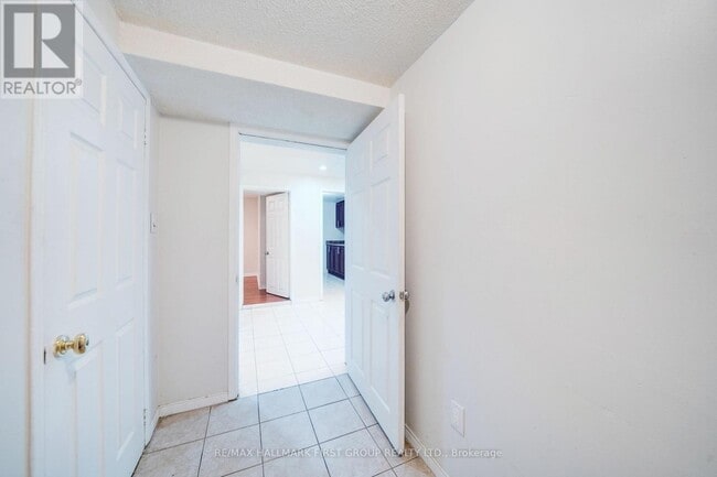 Building Photo - 5 Claresholme Dr