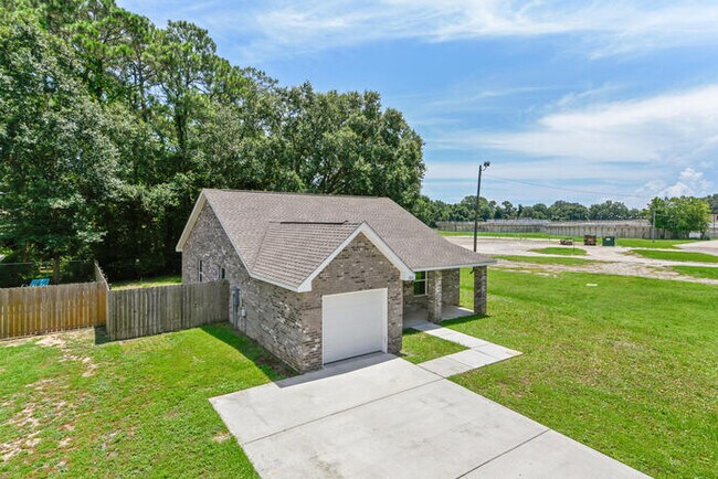 Building Photo - 386 Rosalie Maria Dr