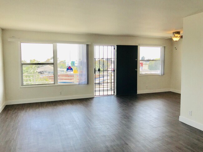 Building Photo - 5642 S La Brea Ave