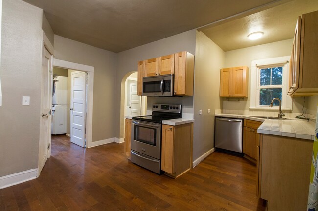 Building Photo - Cute St Johns Home with Updated Kitchen, F...