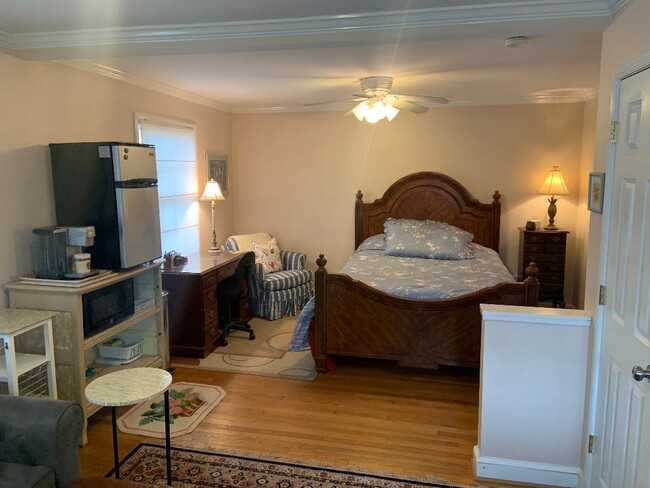 Queen size bed, fully furnished room rental. - 5804 Searl Ter