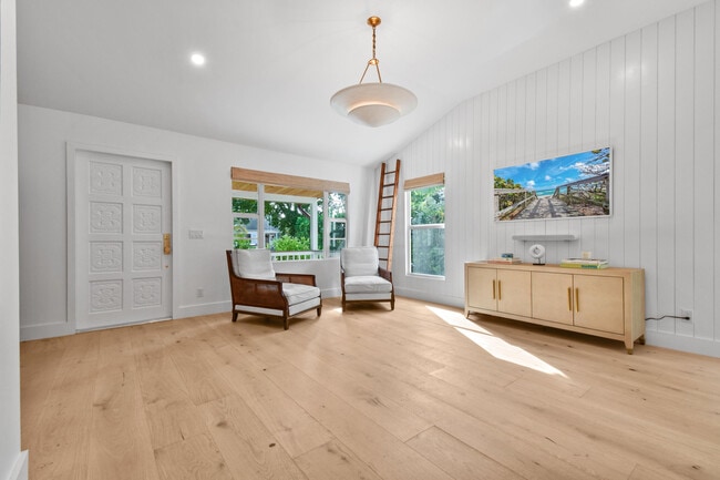 Building Photo - 845 Sunset Rd