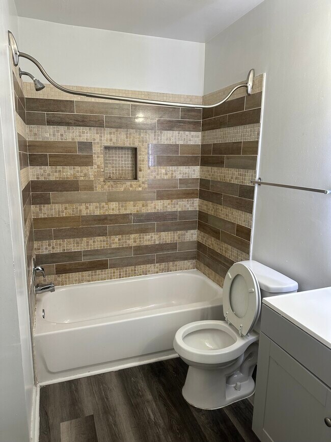 Hall bath with linen closet and lighted mirror - 5384 Bedford Ter