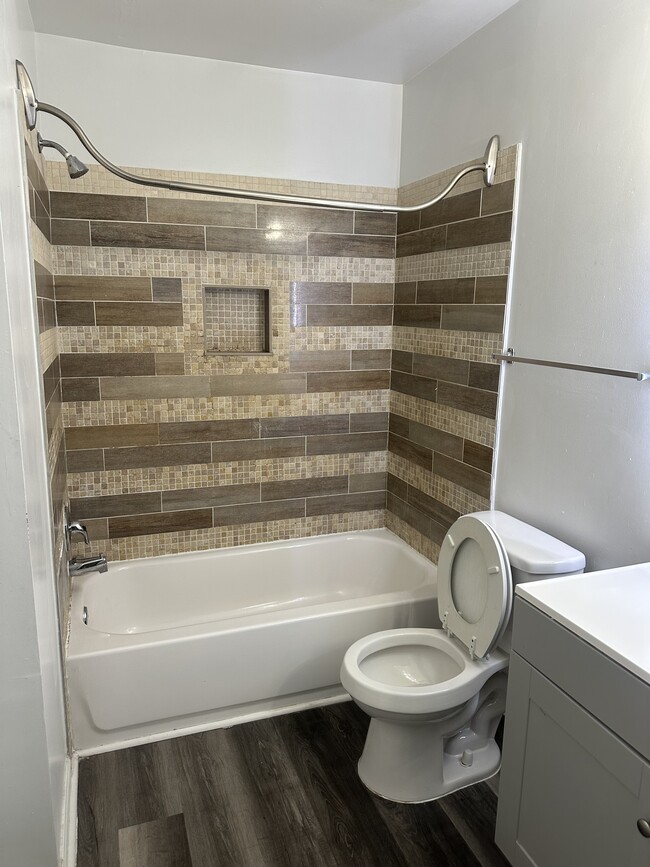 Hall bath with linen closet and lighted mirror - 5384 Bedford Ter