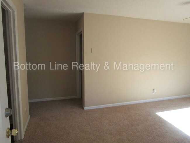Building Photo - 107 Greentree Dr