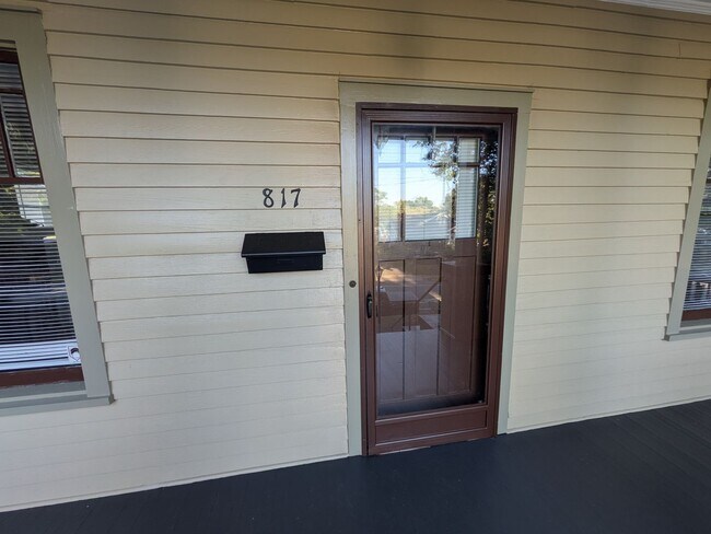 Foto del edificio - 817 Hutton St