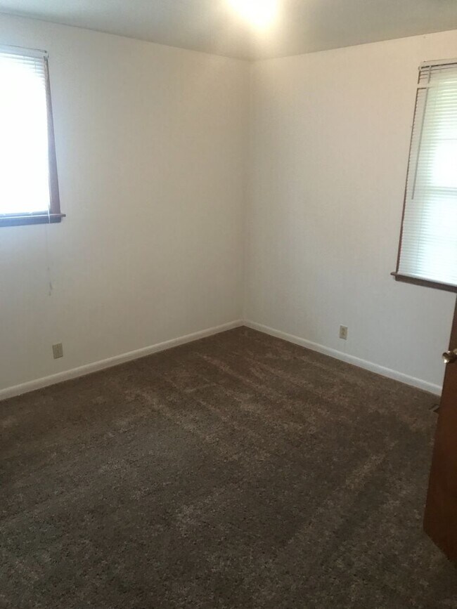 Foto del edificio - G TEAM - FOR LEASE - 3 Beds, 1.5 Baths, 11...