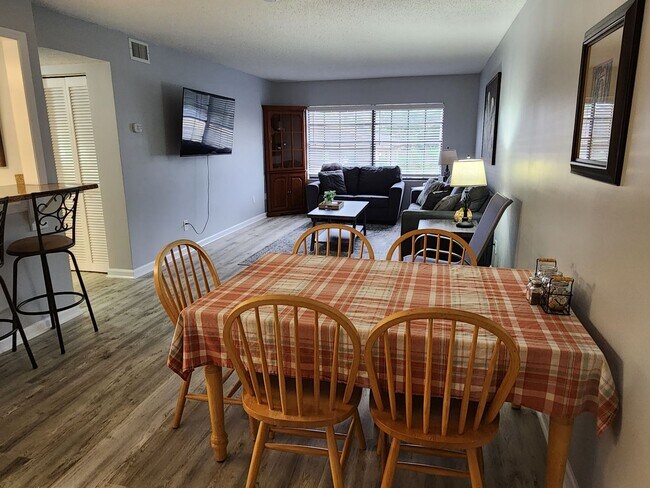 Building Photo - Spacious 2/2 condo